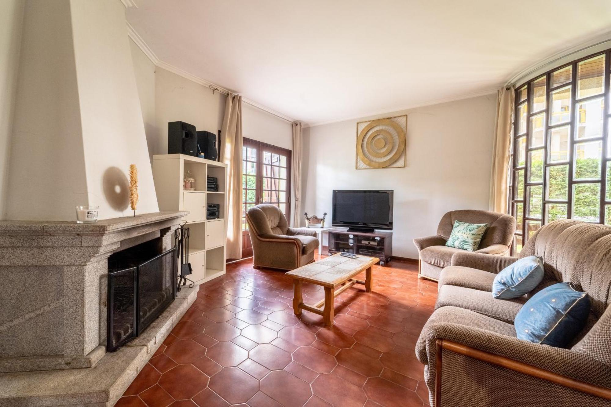 Amorosa Villa, 500M From The Beach By House And People Exterior photo