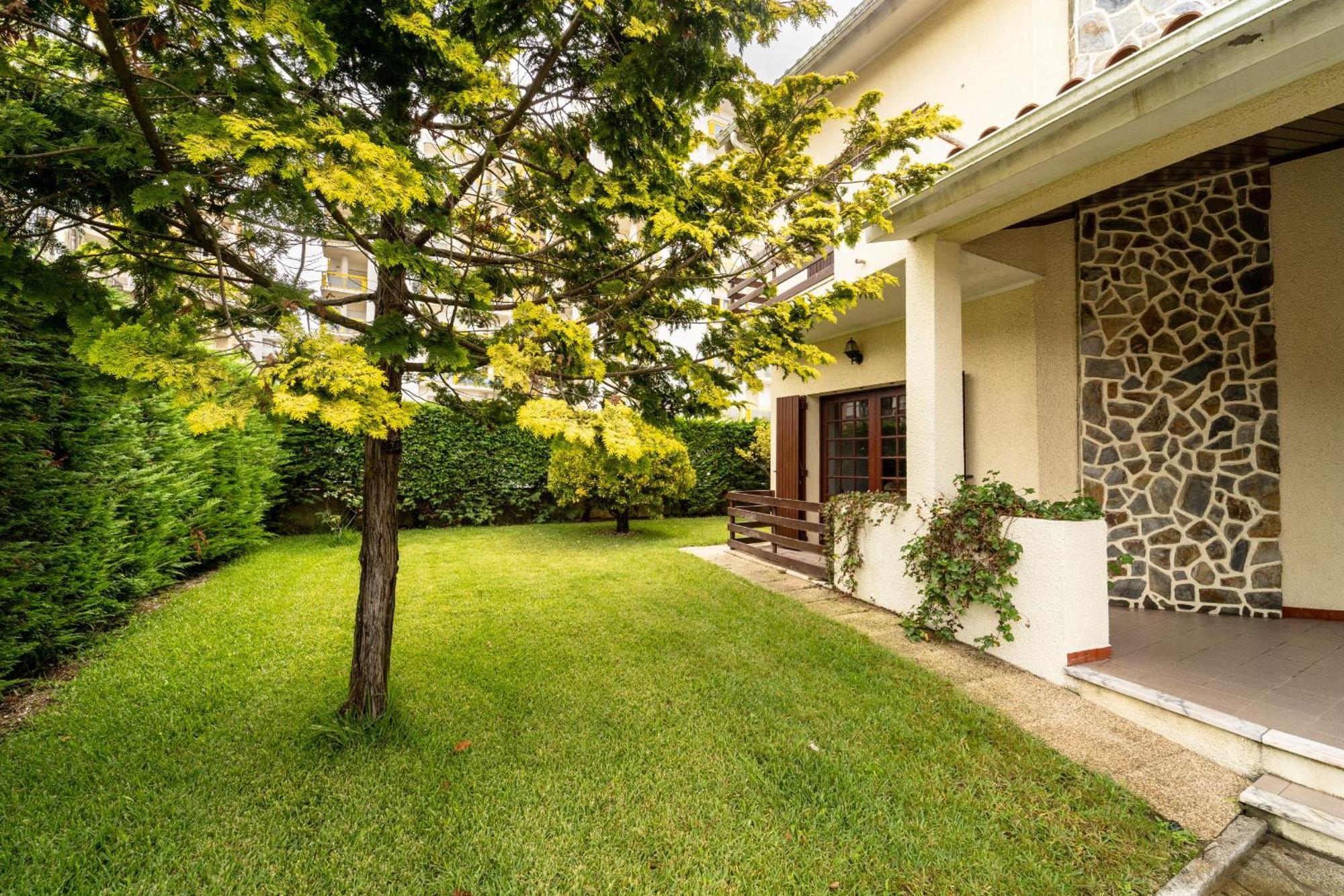 Amorosa Villa, 500M From The Beach By House And People Exterior photo