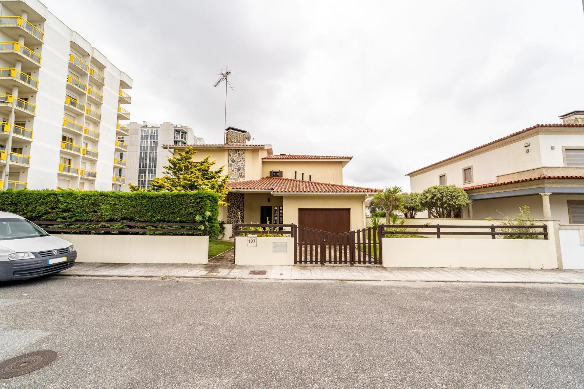Amorosa Villa, 500M From The Beach By House And People Exterior photo