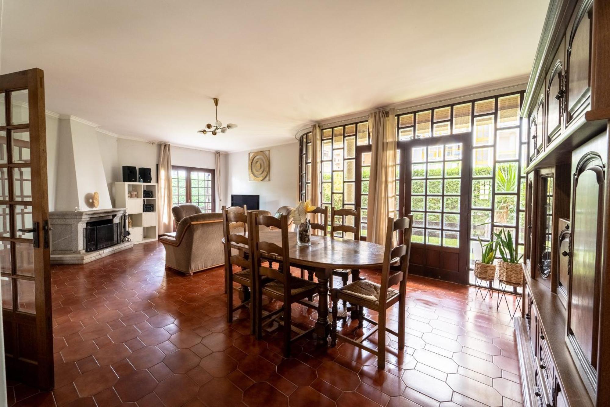 Amorosa Villa, 500M From The Beach By House And People Exterior photo