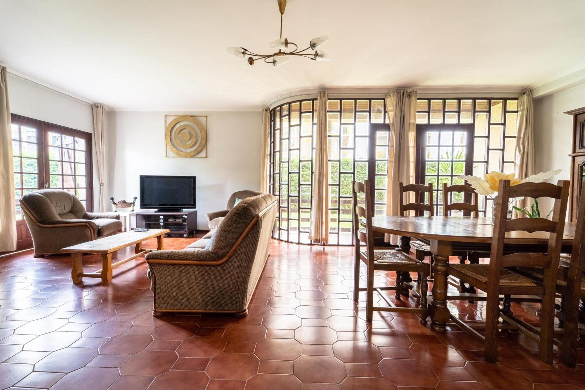 Amorosa Villa, 500M From The Beach By House And People Exterior photo