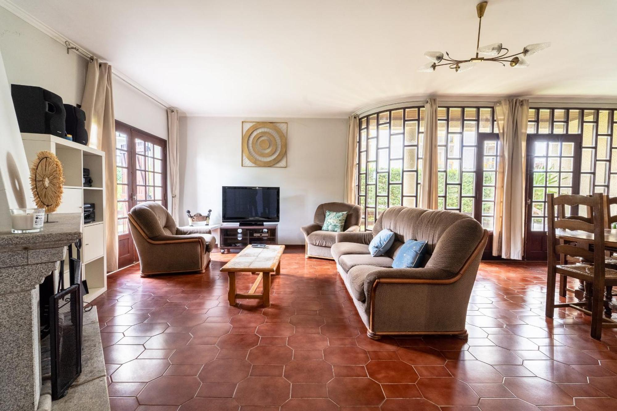 Amorosa Villa, 500M From The Beach By House And People Exterior photo