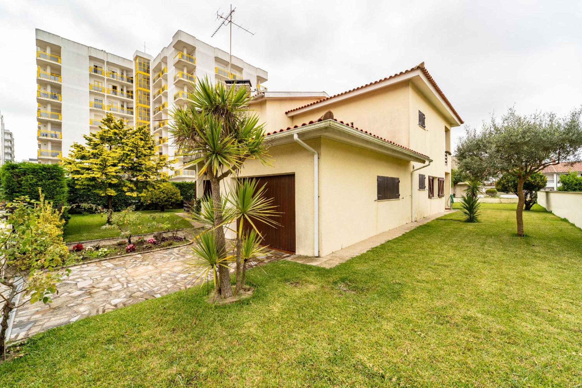 Amorosa Villa, 500M From The Beach By House And People Exterior photo