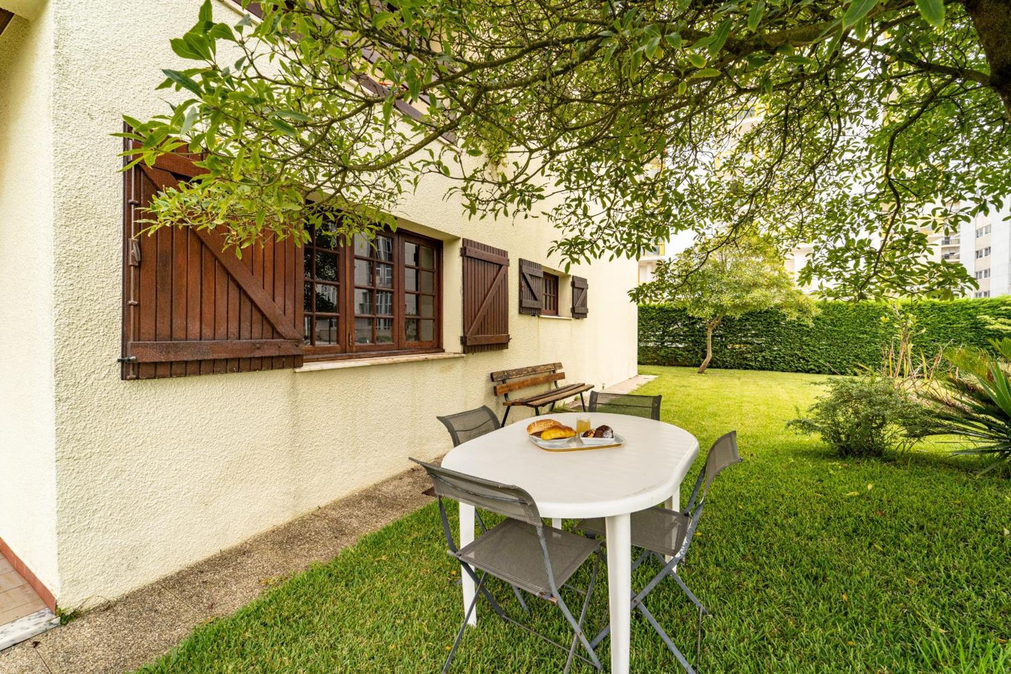 Amorosa Villa, 500M From The Beach By House And People Exterior photo
